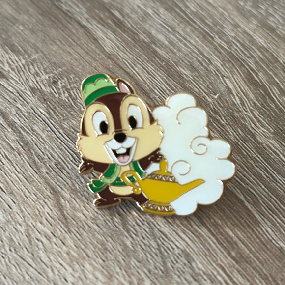 Tokyo Disney Sea Design Chip (Chip and Dale) Pin Badge Magic Lamp Limited (N) - Picture 1 of 4